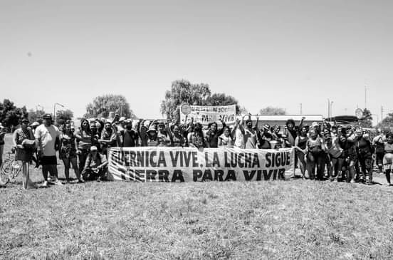 GUERNICA VIVE, LA LUCHA SIGUE Dos años del violento desalojo a les vecines de GUERNICA. Dos años sin políticas de vivienda, dos años de organización, asambleas, reuniones con funcionarios de todo tipo y color. Dos años de una infamia registrada signada por la marca del gobierno municipal, provincial y nacional. Ni una vivienda construyeron, ni un derecho garantizado, ni una promesa cumplida. Y aún así la lucha y la organización persisten. La madrugada del 29 de octubre del 2020 fue una jornada vergonzosa. Las amenazas de desalojo, los tironeos judiciales y las amenazas y promesas vacías del gobierno de la Provincia encabezado por Axel Kicillof y sus secuaces en el terreno (el cuervo Larroque, Ministro de Desarrollo de la Comunidad de la Provincia, y Sergio Berni, Ministro de Seguridad) eran la constante que caracterizaba las políticas del Estado. Cómo si de un guerra se tratase, un ejército de 4 mil efectivos policiales en plena madrugada avanzaron en dos columnas contra mujeres y niños, contra vecines que sólo tenían sus pequeñas pertenencias para parapetarse. No solo eso, se jactaron de tal infamia cómo si hubiesen hecho algo más que tirar a más de mil familias a la calle. La pandemia que asoló el mundo, estuvo signada en Argentina por tomas de tierra, por luchas sectoriales y defensivas. El Estado solo asumió una política “preventiva” a base de reprimir y militarizar los barrios populares. La inexistencia de políticas de vivienda en el país, y que hizo que desde la dictadura se multiplicasen por cuatro la relación salario/ precio de vivienda (en perjuicio del salario), lleva permanentemente a descomprimir la situación con ocupaciones de tierras ociosas. Guernica no fue la excepción sino la norma, más de una decena de desalojos menos espectaculares pero igual de violentos signaron la política de tierras de la gestión de Axel Kicillof. Y el mismo Estado que reprimió con brutalidad a indigentes sin techo es el mismo que se presta a especulaciones a lo ancho y largo de la provincia. Nunca quisieron garantizar nada pero insistieron repetidamente (como las bravuconadas del inefable Andrés Larroque) que las organizaciones de izquierda éramos responsables de agitar a los vecinos. Cómo si la decena de organizaciones que allí estuvimos hubiésemos inventado el déficit habitacional que en la provincia se cuenta en arriba de un millón de viviendas, dónde los barrios marginales (villas, asentamientos, etc.) son tan incontables cómo infrahumano las condiciones de vida. Nosotres no solo no inventamos la realidad en la que actuamos, sino que ellos son los responsables políticos de esa realidad. AUTOGESTIÓN DE LA VIVIENDA Y TIERRA PARA PRODUCIR. Dos años después de ese acto ominoso les vecines siguieron sin una respuesta concreta a la problemática, en todo este tiempo no hubo ninguna disposición a solucionar el problema. La brutalidad de las condiciones de vida, cada vez más pauperizada para la clase trabajadora en el país hicieron que en su mayoría fuesen mujeres y disidencias así como trabajadores precarizades de múltiples ramas quienes habitarán las ocupaciones. ¿Que política hay para resolver el problema de vivienda? Bastonazos y balas policiales. La sociedad capitalista defiende un solo derecho y es la propiedad burguesa, ni la vivienda, ni la salud ni la educación. El mismo Estado que reprimió con salvajismo un día como hoy en el conurbano sur, protege a capitalistas cómo Joe Lewis que se apropian de un lago entero, protege sojeros de la provincia que hacen canalizaciones ilegales, protege la especulación inmobiliaria fuente de la construcción de los barrios privados en tierras mal compradas. Protege la propiedad capitalista y ¡guarda! de quienes opongan a aquello. Vale aclarar que cuando hablamos de tierra no solo hablamos de vivienda, también de soberanía alimentaria, también de producción y autosustento del consumo de alimentos. Así pues, no solo luchamos por la autogestión de la vivienda sino para producir en las mismas tierras. Por trabajo, para ser nosotres quiénes construyamos nuestras propias viviendas, dando respuesta en simultáneo a la falta de trabajo, a la precarización de la vida toda. EL SISTEMA PATRIARCAL Y EL ROL DEL GOBIERNO CON LAS POLÍTICAS DÉ GÉNERO La mayoría de las recuperaciones de tierras, están organizadas por mujeres y disidencias. Son parte sustantiva de la organización como delegadas de barrio, cómo partícipes irreemplazables en el armado de ollas populares, merenderos, talleres de géneros, postas sanitarias, etc. Son la fracción de la clase trabajadora más violentada y víctima de todas estas políticas de marginación social. Pero si no hay respuestas a las necesidades de la clase trabajadora toda, menos aún los gobiernos nacional, provincial y municipal dan una respuesta concreta a esta problemática de género. En GUERNICA vimos el caso de Ayelén Jara Gutiérrez, una de tantas vecinas, que llegó al territorio huyendo de su pareja golpeadora. Y en la toma, y en la organización y en la lucha encontró una contención con sus compañeres que el Estado jamás ofreció. Ayelén, por citar un caso testigo, expresión de otres muches, fue desalojada cómo otras miles de personas, y el gobierno como en todos los casos no dió una respuesta a su situación, más allá de toda su perorata discursiva. Sabemos que lamentablemente meses después del desalojo, Ayelén Jara Gutiérrez fue asesinada, un femicidio, su muerte también es responsabilidad directa de las políticas de estado. EL FMI Y EL GOBIERNO NACIONAL. Pero todo es parte de todo y el Gobierno, como los anteriores, acordaron pagar una deuda inhumana, ilegal y odiosa sin siquiera auditarla, dándole la espalda a toda una sociedad. El gobierno que paga el fondo, impone distintos ajustes al bolsillo del lxs trabajadores para garantizarlo. Los recortes se suceden en salud, educación, viviendas etc. En los últimos meses vimos como Massa sacudió el presupuesto de este año en más de 200 mil millones de pesos en estas áreas mencionadas y como el ejecutivo nacional del Frente de Todos presentó un proyecto de presupuesto 2023 igualmente de ajuste. Producción de viviendas no hay, inversión en políticas sociales menos, las políticas que se dio el gobierno fueron a tono con las pautadas por un ajuste liberal. Y esto meses después que ante un océano de miseria la vicepresidenta le declarara la guerra al movimiento piquetero, expresión organizativa de los sectores más pauperizados de la clase trabajadora, con la consecuencia que decenas de miles de planes de dieron de baja durante el 3 trimestre del año. Sin contención económica, con salarios cada vez más depreciados, la vivienda más que un derecho se transforma en una precea inaccesible para millones de familias. Confiar en estos gobiernos es seguir apostando a verdugos más humanos, pero lo que hay que erradicar es la espada de Damocles sobre la clase trabajadora, es a los propios verdugos. Organizarse, concientizarse de nuestros derechos y actuar con independencia política es clave si queremos avanzar en conquistas populares. Seguimos construyendo la posibilidad de ser creadores de nuestros propios barrios, respondiendo a nuestra propias necesidades donde les trabajadores, las niñeces, les adultes mayores, las personas con discapacidad, las mujeres, las lesbianas, trans, travestis tengamos una vida digna de ser vivida. Las recuperaciones de tierra continúan, los desalojos también. A dos años de la represión de Guernica sostenemos las banderas de su lucha y seguimos denunciando a quienes mientras reprimen al pueblo hacen negocios inmobiliarios por toda la provincia y el país con los empresarios.